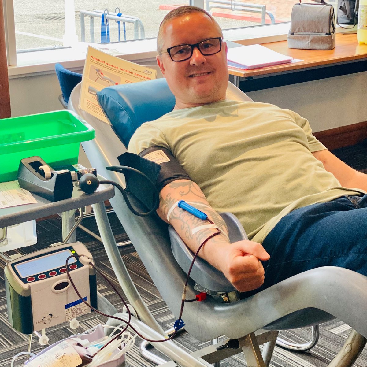 AndrewBParson's tweet photo. Just popped out at lunch for a quick pint. Well donating a pint! 🩸
It took less than 40 minutes to make a difference for someone. The @GiveBloodNHS team in High Wycombe doing an excellent job as always 👏
#GiveBlood #DonateBlood #BloodDonation #BloodDonor #RoSubtype #SaveALife https://t.co/4gZM5BHyMp