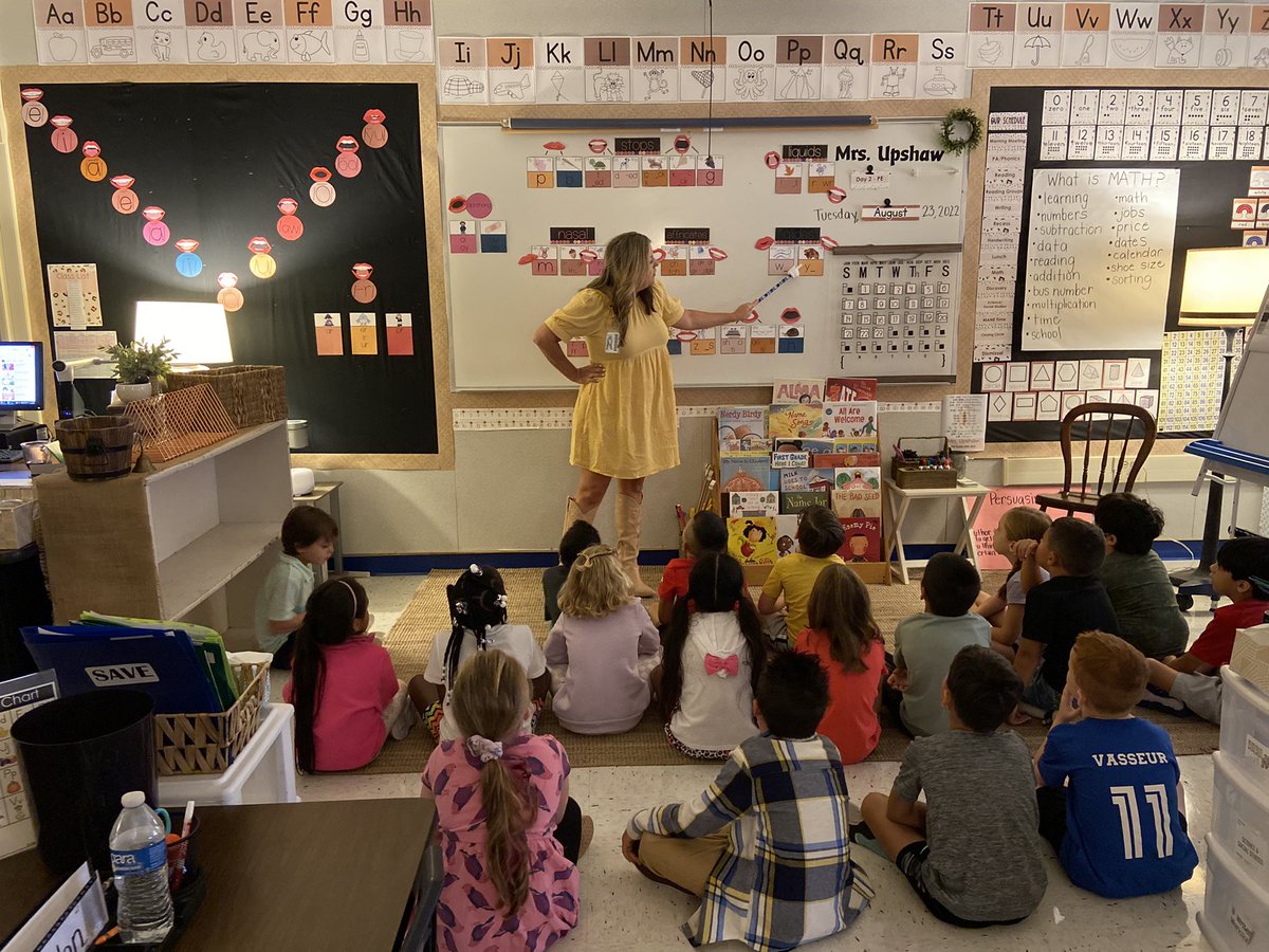 RubyC_NISD's tweet photo. Sound wall review on the first day of school in Mrs. Upshaw’s 1st grade classroom 🎉🎉🎉 Wow!!! 

@nisdelemelar 
@nisdnicholses https://t.co/Kueg2in2IY