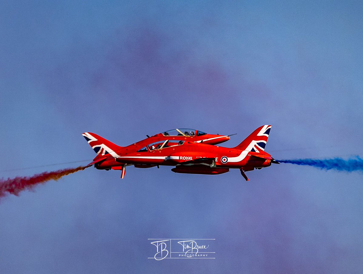 TimBrucePhotos's tweet photo. @EB_Airshow @rafred_6 @RAFRed7 perfectly lined-up on Thursday 
@rafredarrows 
#RedArrows https://t.co/cPVYlkuA80