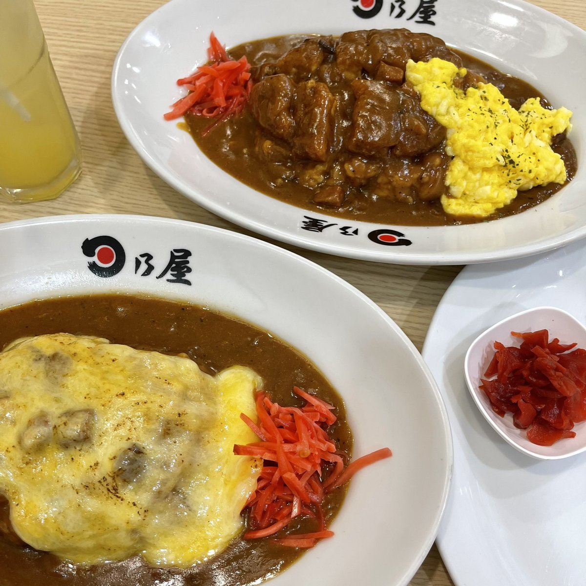 BubblesxMakeup's tweet photo. ข้าวแกงกะหรี่ดีกรีแชมป์จากญี่ปุ่น ร้าน hinoya curry ที่สาขาเซนทรัลเวิร์ล🍛🧀✨ คิดอะไรไม่ออกก็เดินเข้าร้านนี้ เราชอบน้ำแกงเนื้อของร้านนี้มากมีความหอมหวานนัวๆ และให้เยอะมาก! ทงคัตสึไข่ข้น ไข่นุ่มละมุนเข้ากับหมูทอดสุดๆ ส่วนใครไม่ถนัดของทอดขอแนะนำแกงกะหรี่ชีสย่างค่ะ อร่อย🤤 https://t.co/zTekT0XQEj