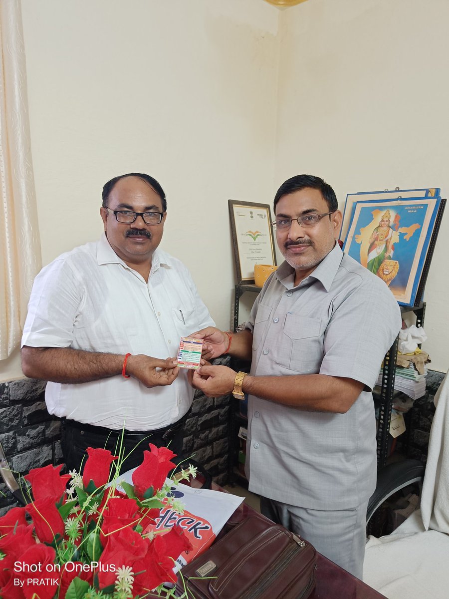 BeoGyanpur's tweet photo. निपुण लक्ष्य को प्राप्त करने के लिए दृण संकल्पित खण्ड शिक्षा अधिकारी ज्ञानपुर द्वारा पूर्व खण्ड शिक्षा अधिकारी ज्ञानपुर रविंद शुक्ला जी व र०शै० महासंघ के विंध्याचल मंडल के मांडलिक महामंत्री  संतोष सिंह जी को ज्ञानपुर के सभी शिक्षकों के लिए बनवाये गए निपुण लक्ष्य को दिया गया। https://t.co/AUXCwUJNAd