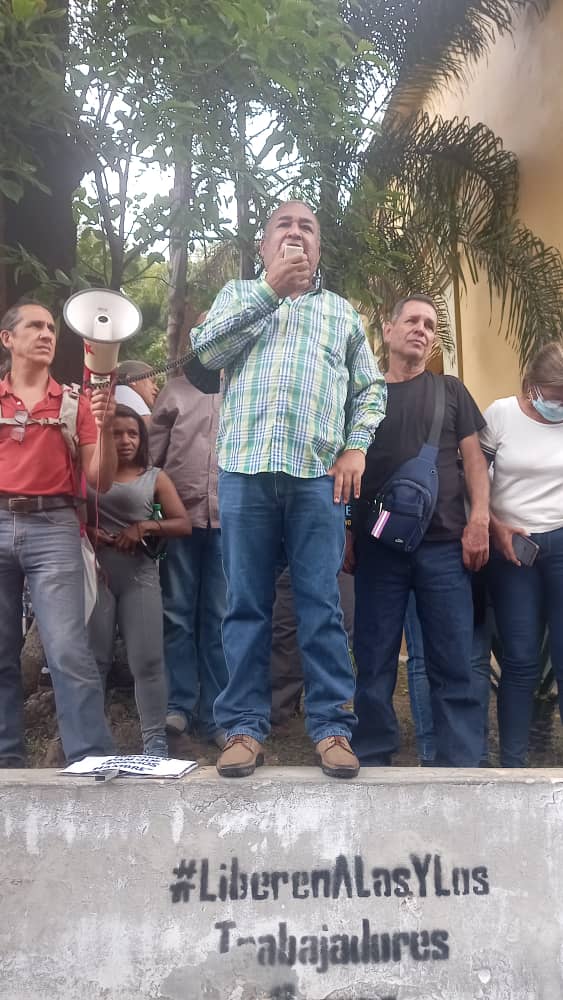 Sutraucv1's tweet photo. Nuevamente el sector Universitario del país, toma la calle para exigirle al gobierno de @NicolasMaduro, la derogación del instructivo ONAPRE, el pago de todo lo adeudado, el respeto a los derechos laborales y el reconocimiento de la IVCCU, no dejaremos la calle https://t.co/n7cKrjg0iA