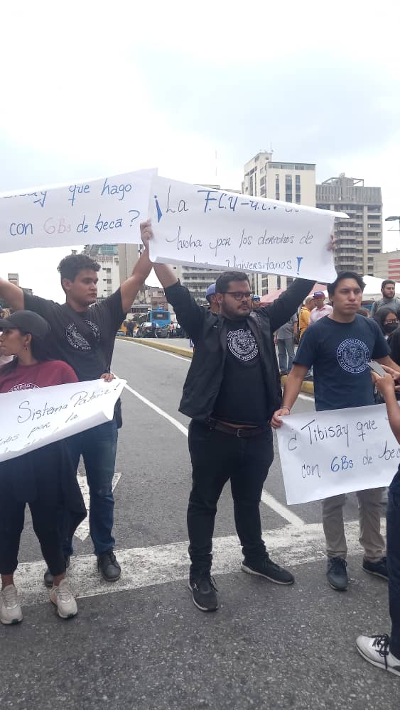 Sutraucv1's tweet photo. Nuevamente el sector Universitario del país, toma la calle para exigirle al gobierno de @NicolasMaduro, la derogación del instructivo ONAPRE, el pago de todo lo adeudado, el respeto a los derechos laborales y el reconocimiento de la IVCCU, no dejaremos la calle https://t.co/n7cKrjg0iA