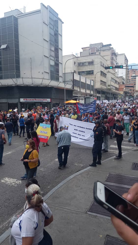 Sutraucv1's tweet photo. Nuevamente el sector Universitario del país, toma la calle para exigirle al gobierno de @NicolasMaduro, la derogación del instructivo ONAPRE, el pago de todo lo adeudado, el respeto a los derechos laborales y el reconocimiento de la IVCCU, no dejaremos la calle https://t.co/n7cKrjg0iA