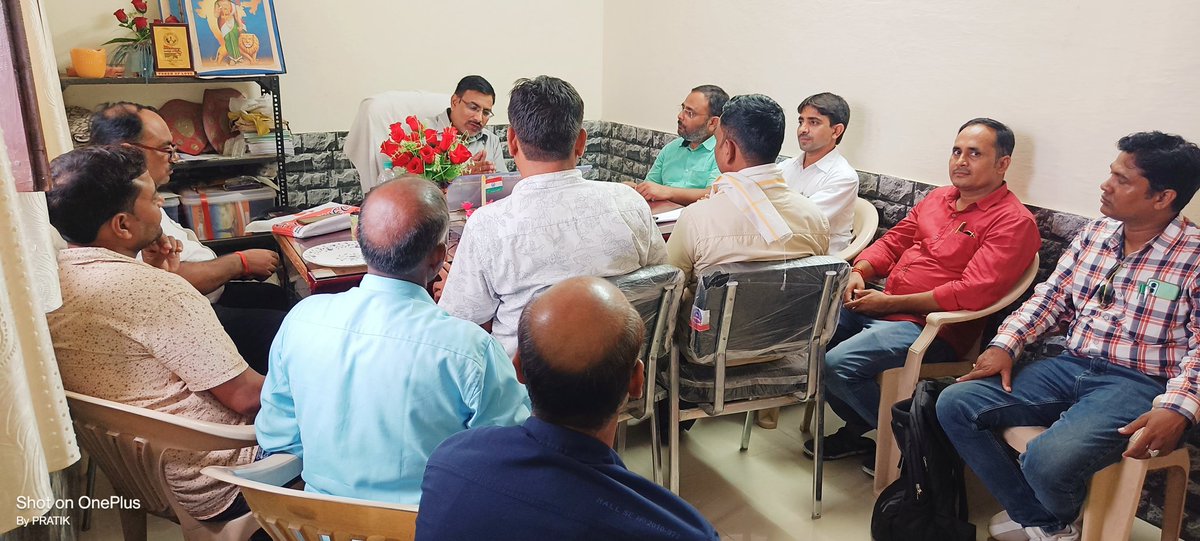 BeoGyanpur's tweet photo. निपुण लक्ष्य को प्राप्त करने के लिए दृण संकल्पित खण्ड शिक्षा अधिकारी ज्ञानपुर द्वारा पूर्व खण्ड शिक्षा अधिकारी ज्ञानपुर रविंद शुक्ला जी व र०शै० महासंघ के विंध्याचल मंडल के मांडलिक महामंत्री  संतोष सिंह जी को ज्ञानपुर के सभी शिक्षकों के लिए बनवाये गए निपुण लक्ष्य को दिया गया। https://t.co/AUXCwUJNAd