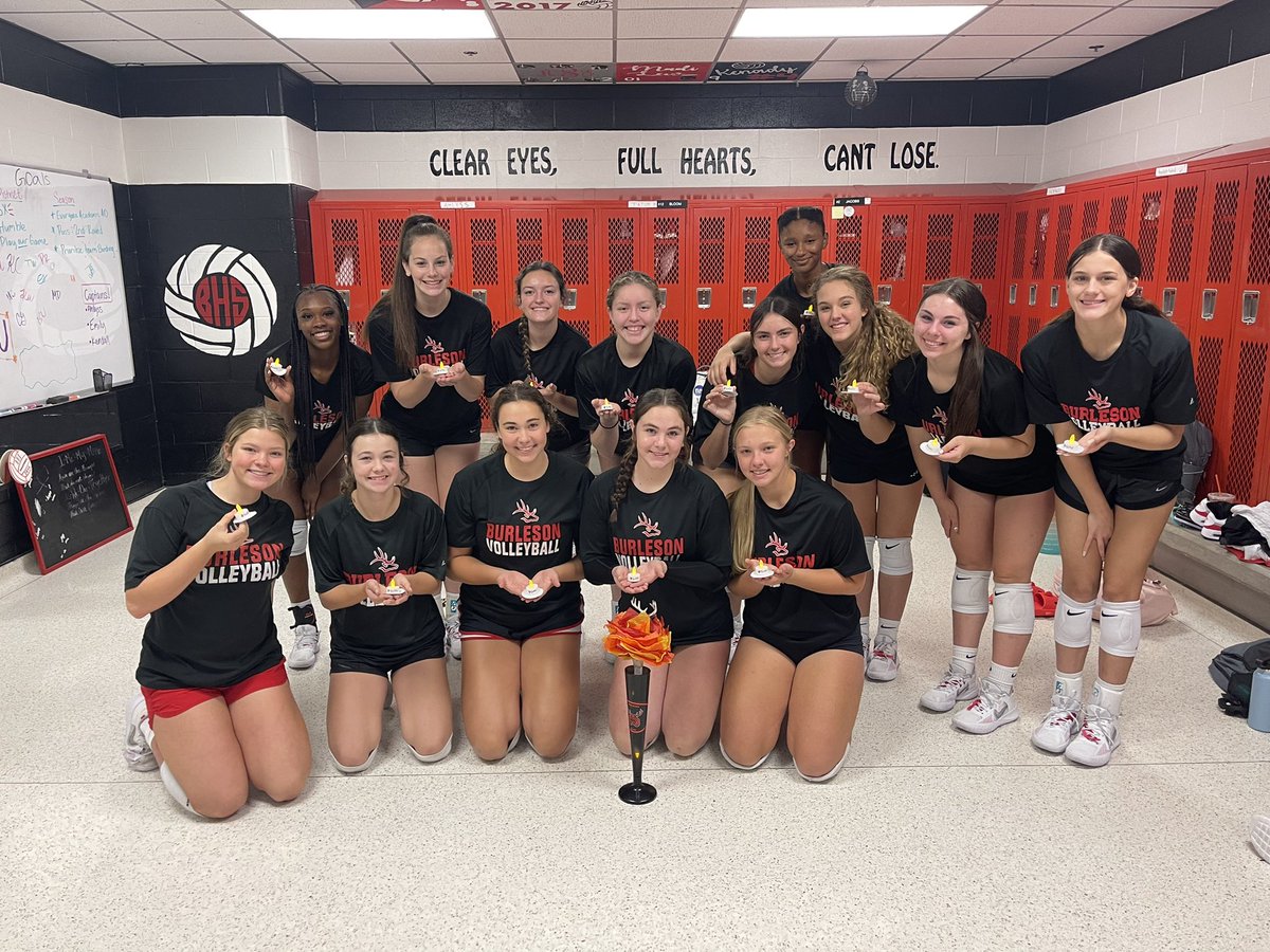 LadyElk_Vball's tweet photo. Torch Leadership with the coaches! Lead by example. #keepyourlight #susu #traditions #torchleadership https://t.co/oXalqi6tzt