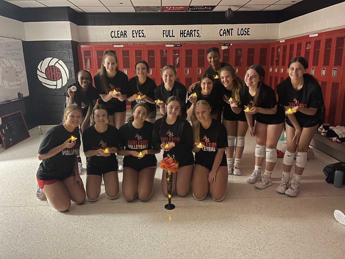 LadyElk_Vball's tweet photo. Torch Leadership with the coaches! Lead by example. #keepyourlight #susu #traditions #torchleadership https://t.co/oXalqi6tzt