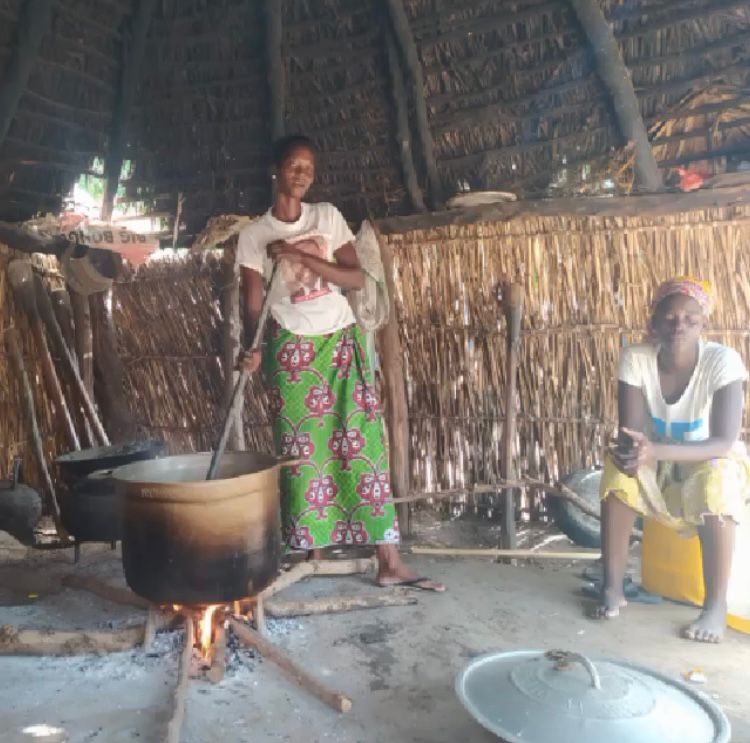 lunaticasrne's tweet photo. Itxaso y Eva de @CC_ONG_ han tenido una idea para alumbra las cocinas en #Ndokh, Senegal:
"Las mujeres cocinan de noche porque durante el día hace mucho calor. Y los niños y ellas sufren quemaduras"
👇
🔴DIRECTO https://t.co/zC71TjZcfD
▶️ PODCAST https://t.co/5cklTfFjoT https://t.co/TuPsu6Cb5y