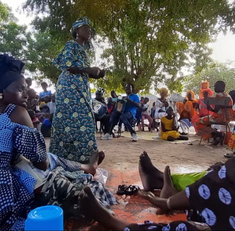lunaticasrne's tweet photo. Itxaso y Eva de @CC_ONG_ han tenido una idea para alumbra las cocinas en #Ndokh, Senegal:
"Las mujeres cocinan de noche porque durante el día hace mucho calor. Y los niños y ellas sufren quemaduras"
👇
🔴DIRECTO https://t.co/zC71TjZcfD
▶️ PODCAST https://t.co/5cklTfFjoT https://t.co/TuPsu6Cb5y