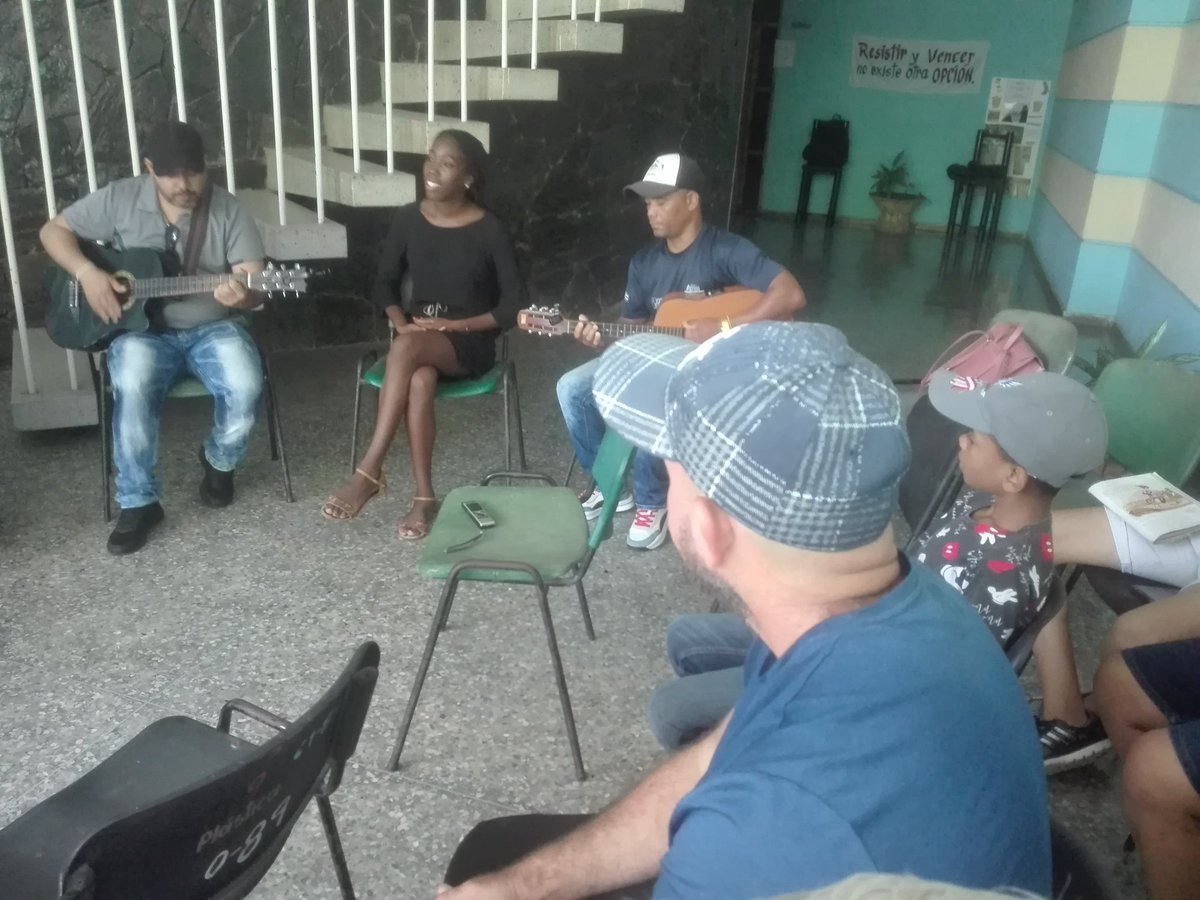 AngelFCalle's tweet photo. #RadioArtemisa.Realizan en #Candelaria la peña literaria "Solo loco, solo poeta" que tradicionalmente  realiza en Artemisa porJuan Manuel Méndez Pérez  Jefe de la Sección de Literatura de la AHS Provincial. Participa Frank Alejandro Cuesta Torres su homólogo  Nac.#CubaEsCultura https://t.co/ww41l6lIhs