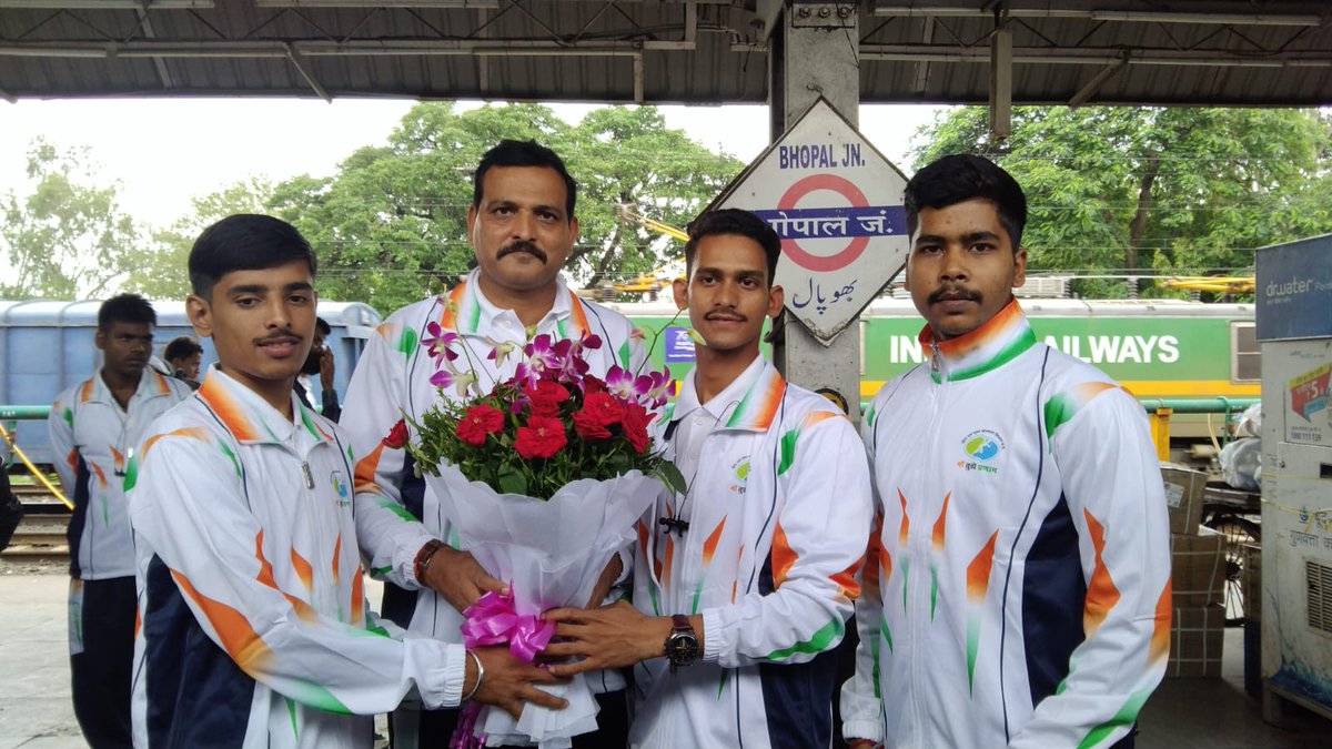 RAHULSINGHNSSMP's tweet photo. मेरा मुल्क मेरा देश मेरा ये वतन,
शांति का उन्नति का प्यार का चमन.!
अमर शहीद चंद्रशेखर आजाद की 116 जयंती पर23-24जुलाई यूथमहापंचायत मे मा.मुख्यमंत्री की उद्घोषणा के अनुसार युवकों के138सदस्य दल का नेतृत्व करते हुए बाघा एवं हुसैनी वाला अन्तर्राष्ट्रीय सीमा हेतु प्रस्थान जय हिंद🇮🇳❤️ https://t.co/MvvqxoyR7L