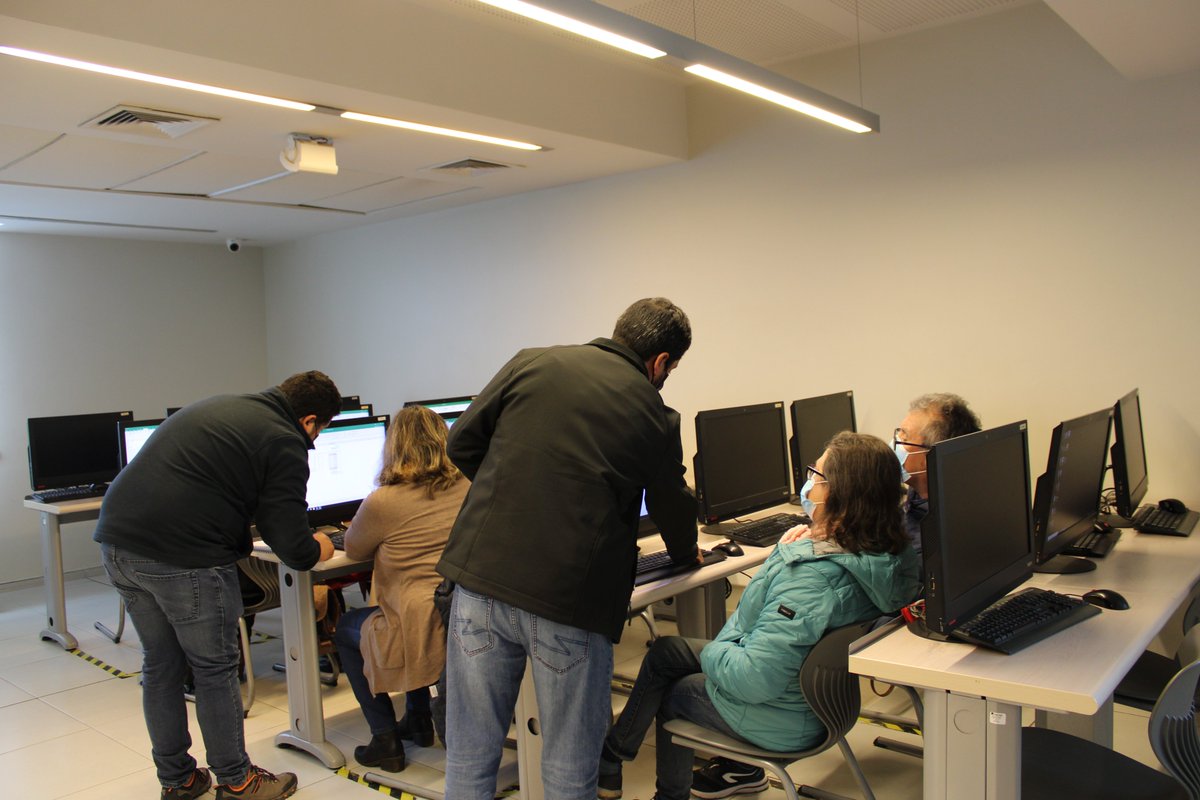 fpymemaule's tweet photo. 💻🆙Usuarios/as de #IndapMaule participan en #taller Herramientas de Gestión Ofimática e Introducción a Nuevos Medios Virtuales
💼La adquisición de competencias para agregar valor a sus pymes se realiza en laboratorios de @inacap_talca durante 8 hrs de clases teóricas-prácticas https://t.co/HXAwGuTUIk