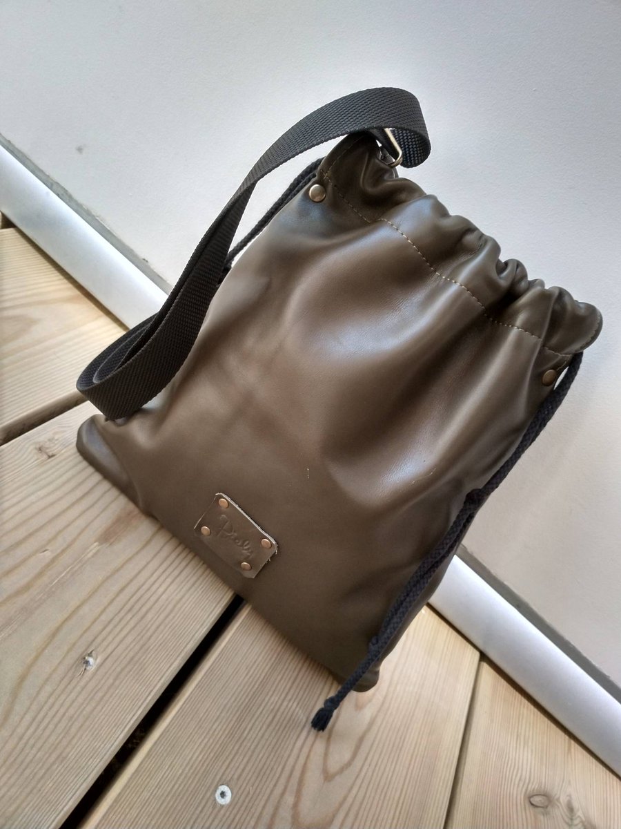 bolsospiely's tweet photo. Empiezas  a pensar en otoño?? Haces bien porque tengo disponibles unas pieles preciosas ...
Bolso limosnero hecho con piel en tono verde olivo.
Reservas 647911077 Ely
#bolsospiely
#cambiodeestación
#hechopormí
#handmade
#trocitosdepiel
#otoño
#hechoamano
#artesanía 
#Granada https://t.co/9werHlPnUZ