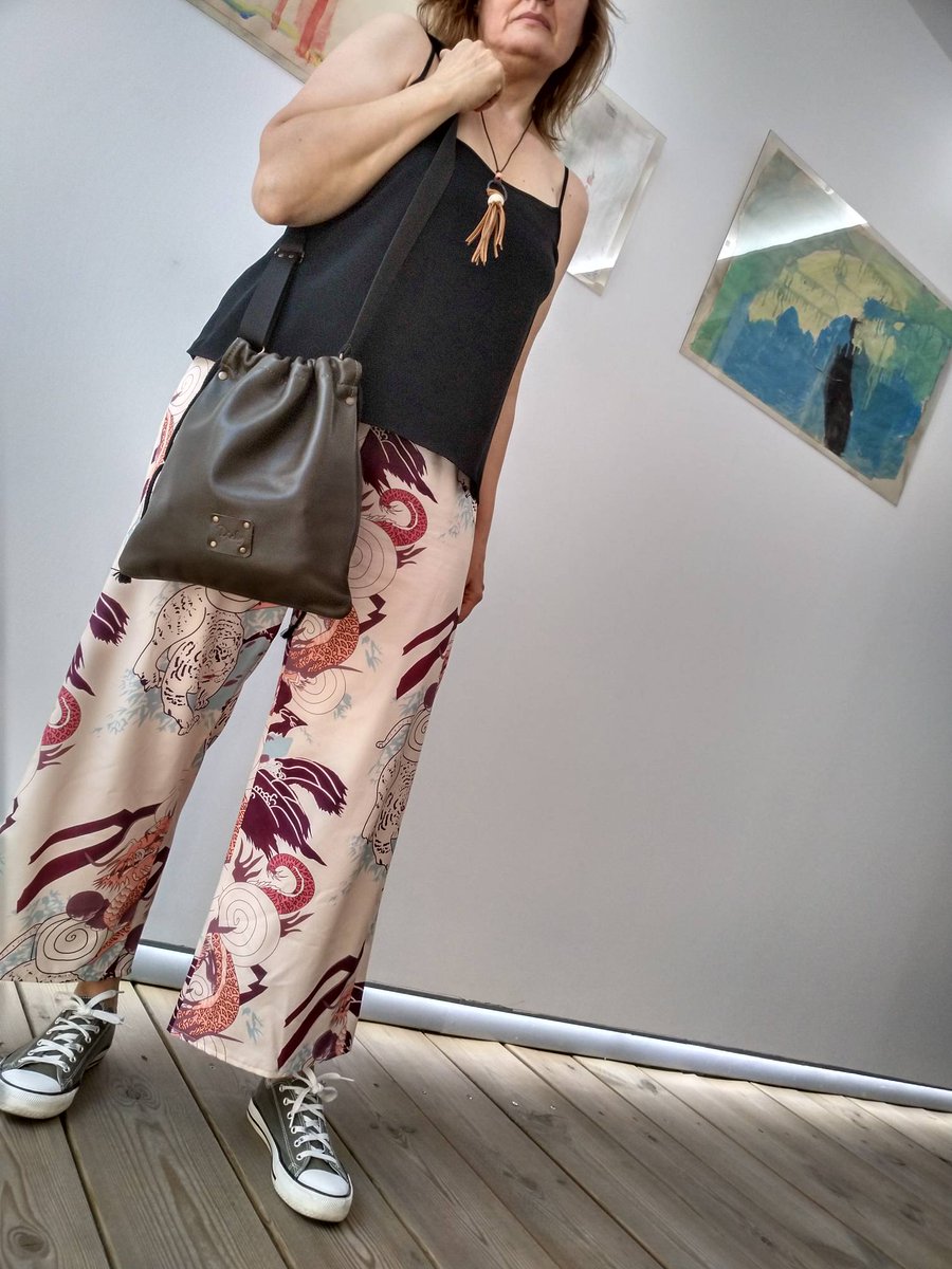 bolsospiely's tweet photo. Empiezas  a pensar en otoño?? Haces bien porque tengo disponibles unas pieles preciosas ...
Bolso limosnero hecho con piel en tono verde olivo.
Reservas 647911077 Ely
#bolsospiely
#cambiodeestación
#hechopormí
#handmade
#trocitosdepiel
#otoño
#hechoamano
#artesanía 
#Granada https://t.co/9werHlPnUZ