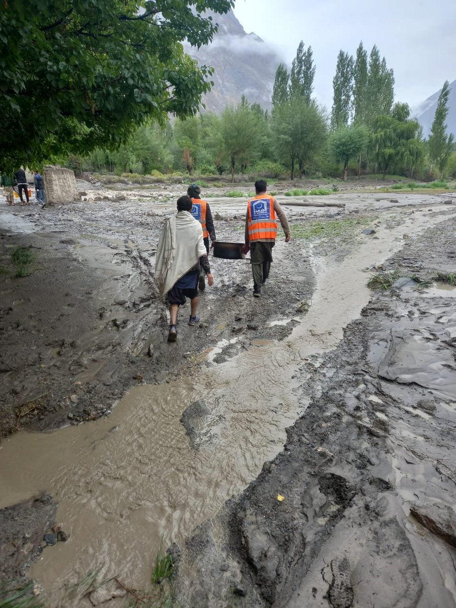 KpAlkhidmat's tweet photo. الخدمت فاؤنڈیشن چترال اپر کے رضا کار سیلاب سے متاثرہ علاقہ کھوژ مستوج کے متاثرہ خاندانوں کو تیار کھانا اور راشن پہنچا رہے ہیں۔
اس سے قبل متاثرین کو خیمے فراہم کر کے ان کے لیے عارضی رہائش کا انتظام کیا۔
#AlkhidmatFloodRelief #chitralUpper #AlkhidmatFoundation #flood #cookfood https://t.co/CnZtZfJMYd