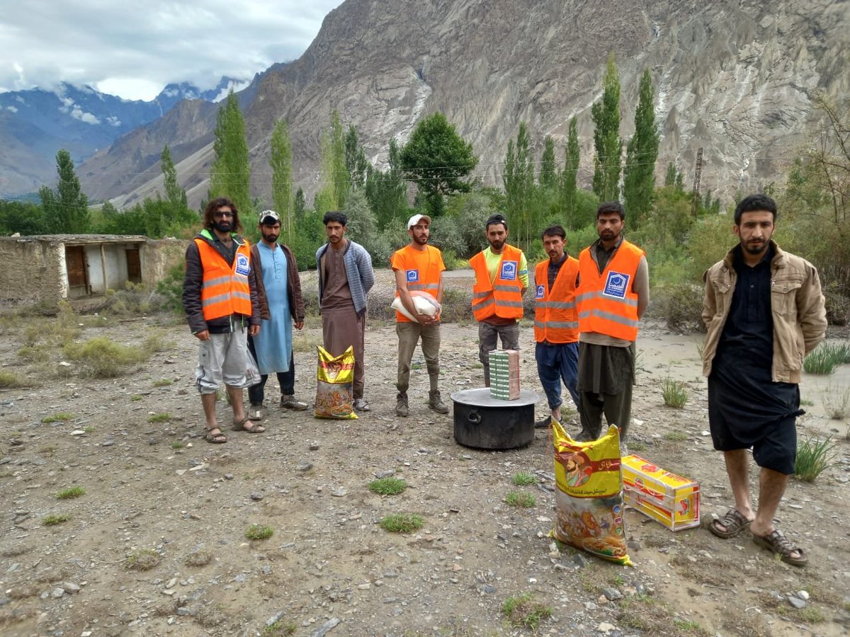 KpAlkhidmat's tweet photo. الخدمت فاؤنڈیشن چترال اپر کے رضا کار سیلاب سے متاثرہ علاقہ کھوژ مستوج کے متاثرہ خاندانوں کو تیار کھانا اور راشن پہنچا رہے ہیں۔
اس سے قبل متاثرین کو خیمے فراہم کر کے ان کے لیے عارضی رہائش کا انتظام کیا۔
#AlkhidmatFloodRelief #chitralUpper #AlkhidmatFoundation #flood #cookfood https://t.co/CnZtZfJMYd