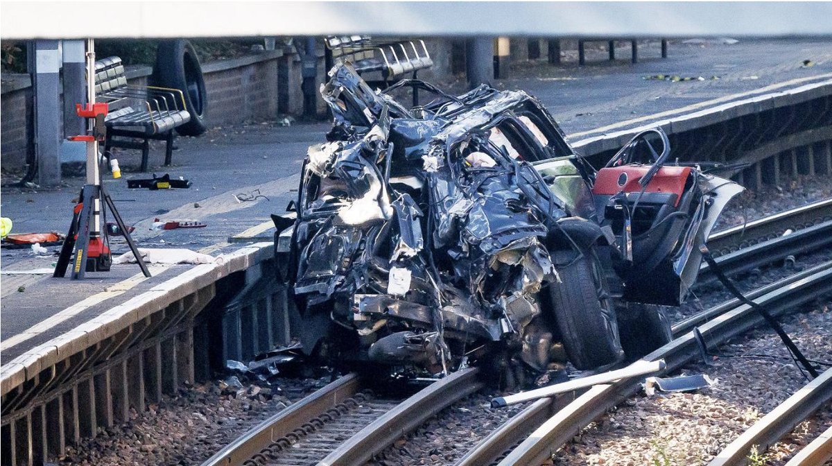 PhoenixCNE_News's tweet photo. #London horror #crash: one woman dead and three injured.
A #RangeRover, travelling at up to 120mph on the A40 in west London, smashed into a Tesla on Monday morning.The wrecked SUV ended up on #Piccadilly Line tracks near ParkRoyal Tube station, which is still part closed today. https://t.co/YpN0kyK7TC