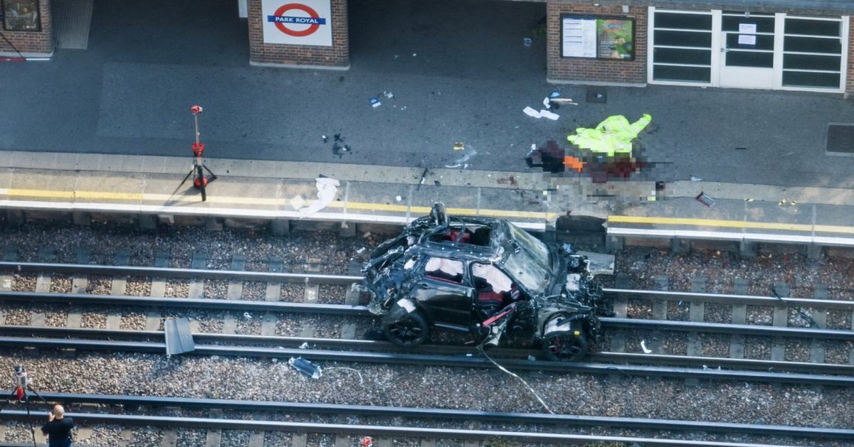 PhoenixCNE_News's tweet photo. #London horror #crash: one woman dead and three injured.
A #RangeRover, travelling at up to 120mph on the A40 in west London, smashed into a Tesla on Monday morning.The wrecked SUV ended up on #Piccadilly Line tracks near ParkRoyal Tube station, which is still part closed today. https://t.co/YpN0kyK7TC