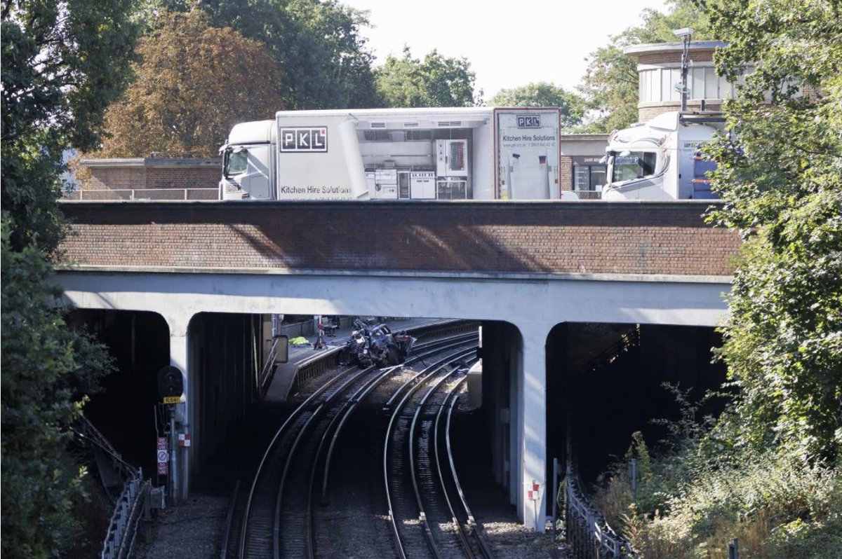 PhoenixCNE_News's tweet photo. #London horror #crash: one woman dead and three injured.
A #RangeRover, travelling at up to 120mph on the A40 in west London, smashed into a Tesla on Monday morning.The wrecked SUV ended up on #Piccadilly Line tracks near ParkRoyal Tube station, which is still part closed today. https://t.co/YpN0kyK7TC