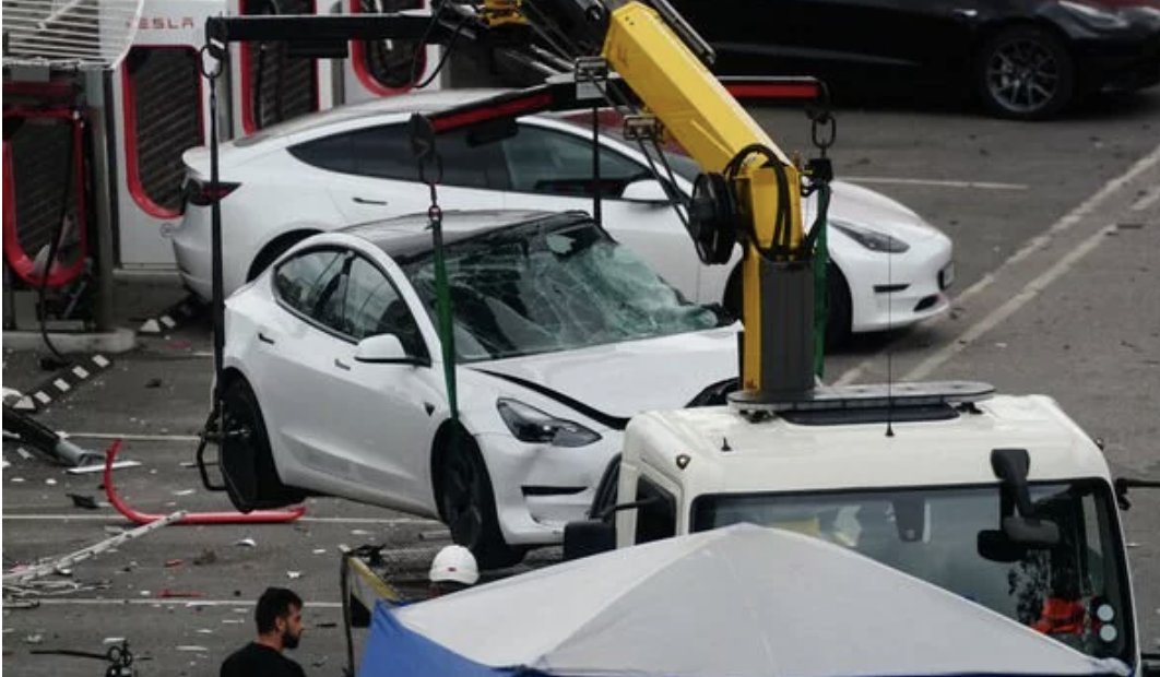 PhoenixCNE_News's tweet photo. #London horror #crash: one woman dead and three injured.
A #RangeRover, travelling at up to 120mph on the A40 in west London, smashed into a Tesla on Monday morning.The wrecked SUV ended up on #Piccadilly Line tracks near ParkRoyal Tube station, which is still part closed today. https://t.co/YpN0kyK7TC