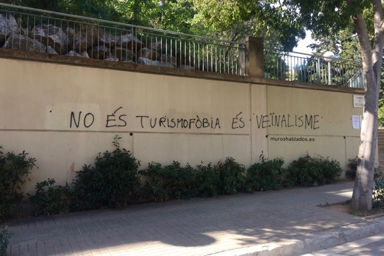 muroshablados's tweet photo. No és turismofòbia, és veïnalisme https://t.co/ZeaCwX2s7u #streetart #graffiti #muroshablados https://t.co/OWjhrHbBTz
