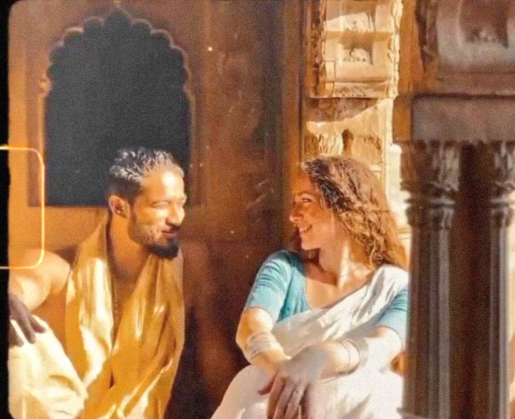 deekshitha97's tweet photo. ಇಲ್ಲಿ ಕೇಳು ನೀ.. 

ಅರೆ ಇರುಳೆ ಆಗಲಿ
ಎಳೆ ಬಿಸಿಲೆ ಆಗಲಿ.. 
ಇದ್ದು ಬಿಡು ಹೀಗೆಯೇ
ನನ ಸನಿಹ ಬಿಡದಂತೆಯೆ.. 
ಹಿತವಾದ ತುಸು ಮಾತಿನಲೇ
ನಾ ನಗುವಾ ರೀತಿಯೇ
ಇದ್ದು ಬಿಡ��� ಹೀಗೆಯೇ
ನನ್ನಂತೆ ನಿನಗನಿಸುವಾ ಹಾಗೆಯೇ.. ❤❤
#Kannada 
#poetrylovers 
#kannadapoetry 
#DeeAkshara https://t.co/6YlM98whF9