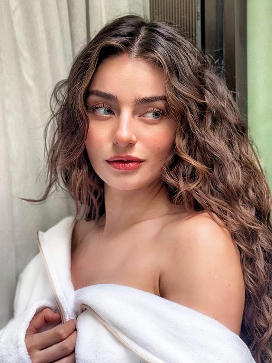 Mona Ayça Lisa Turan alias the most beautiful woman on earth 💙