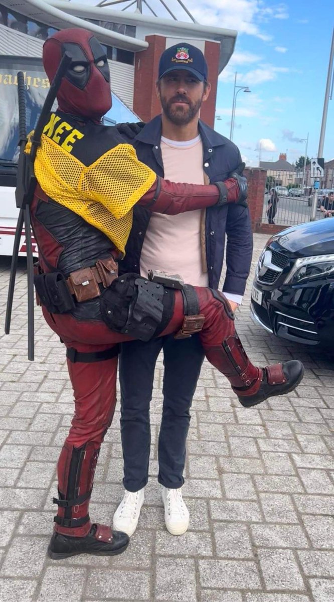 SmithnotSith's tweet photo. @PJPrydderch @RMcElhenney @VancityReynolds @Wrexham_AFC @WrexhamFX I think this might help answer your question, it’s a real ‘Batman and Bruce Wayne are never seen together’ moment the Deadpool is totally awesome he is @funkstercosplay https://t.co/l581v2Ghct