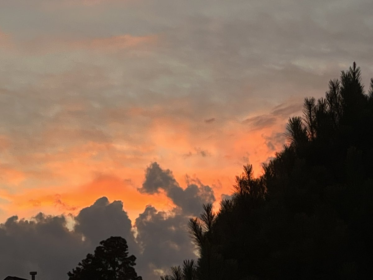 LaylaMeyer723's tweet photo. Not the beach, but dang…nice color on this sunset. https://t.co/EiinS1cind