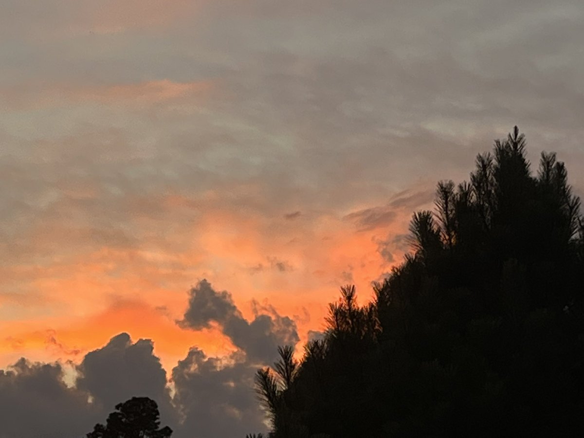 LaylaMeyer723's tweet photo. Not the beach, but dang…nice color on this sunset. https://t.co/EiinS1cind