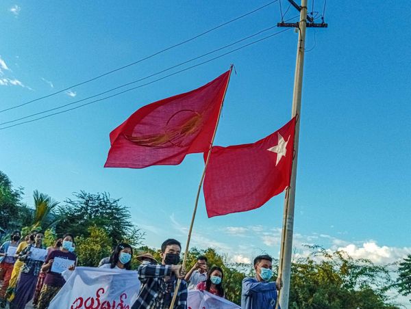 ဘယ်မျဥ်းစောင်းထိထိ ငါတို့နဲ့ငြိတာပဲဟု ကြွေးကြော်ကာ လက်ပံတောင်းတောင်ဒေသခံများဆန္ဒပြ
=====

လက်ပံတောင်းတောင် ဒေသခံများက ယမန်နေ့ ဩဂုတ်လ ၂၂ ရက်ကလည်း “ဘယ်မျဥ်းစောင်းထိထိ ငါတို့နဲ့ငြိတာပဲ” ဟု ကြွေးကြော်ကာ ချီတက်ဆန္ဒပြခဲ့ပြီး ယနေ့ဆက်လက်ဆန္ဒပြခြင်းဖြစ်သည်။

#စစ်ကိုင်းတိုင်း 
#MizzimaTV