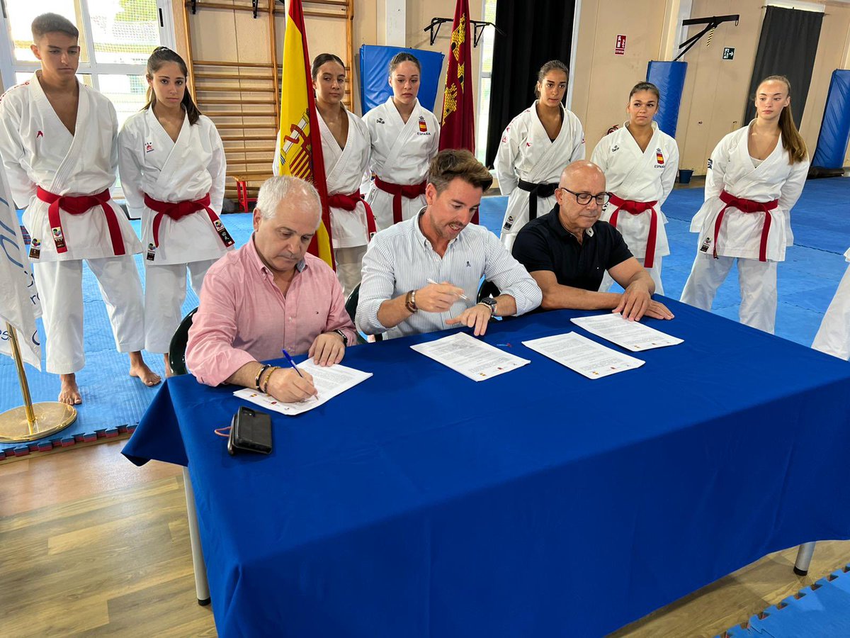 RFEKarate's tweet image. @amarqueomor firma un convenio con la @regiondemurcia y con su Director General de Deportes, Francisco Javier Sánchez López.

1️⃣0️⃣ deportistas internos y un fantástico técnico como @Matias_Gomezz darán lo mejor en estas impresionantes instalaciones del CAR de Murcia.