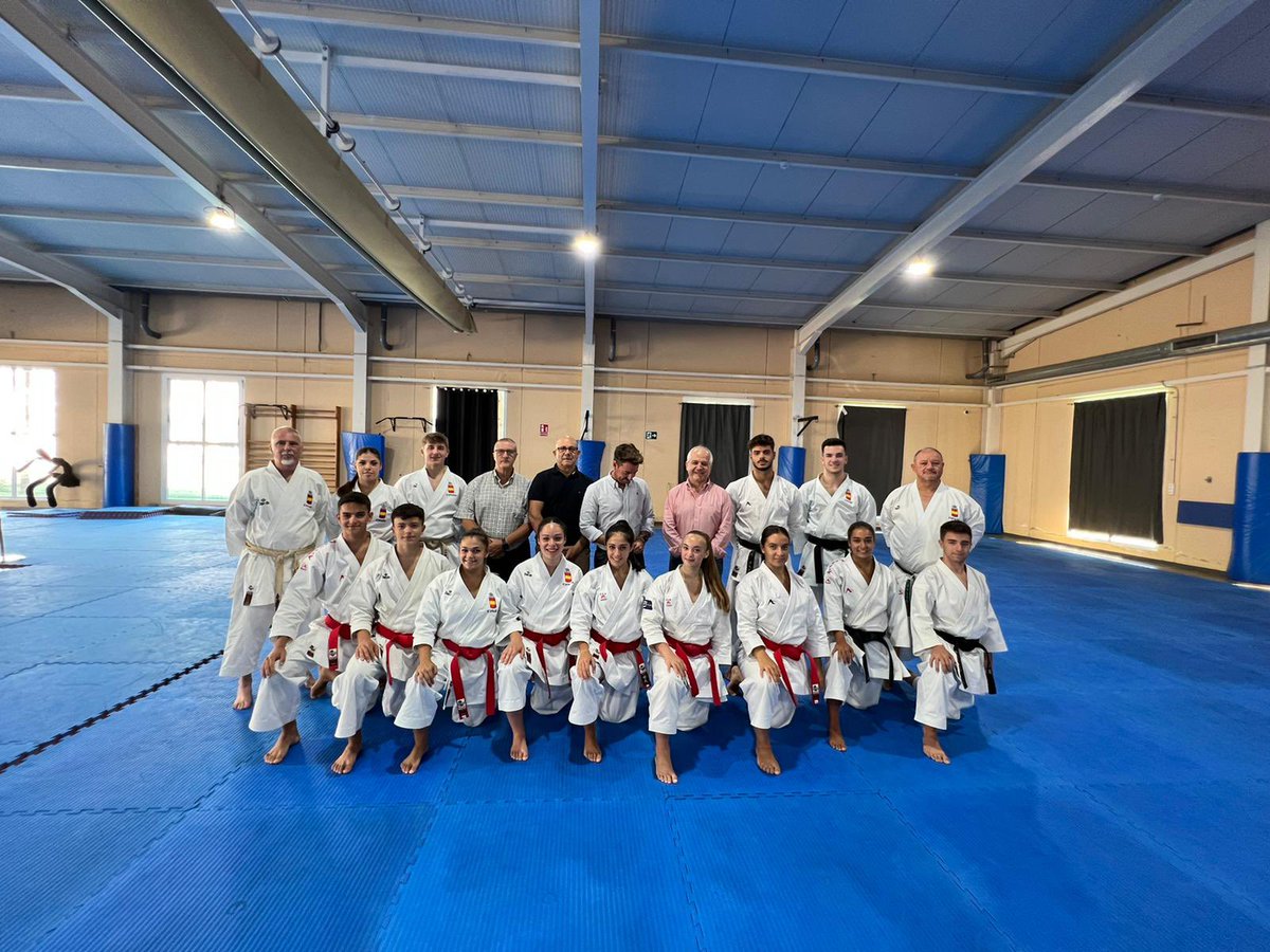 RFEKarate's tweet image. @amarqueomor firma un convenio con la @regiondemurcia y con su Director General de Deportes, Francisco Javier Sánchez López.

1️⃣0️⃣ deportistas internos y un fantástico técnico como @Matias_Gomezz darán lo mejor en estas impresionantes instalaciones del CAR de Murcia.