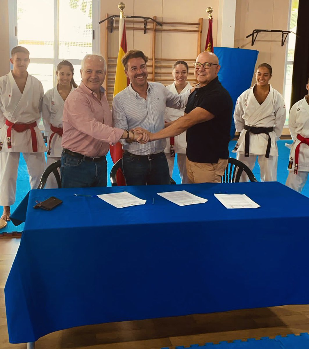 RFEKarate's tweet image. @amarqueomor firma un convenio con la @regiondemurcia y con su Director General de Deportes, Francisco Javier Sánchez López.

1️⃣0️⃣ deportistas internos y un fantástico técnico como @Matias_Gomezz darán lo mejor en estas impresionantes instalaciones del CAR de Murcia.