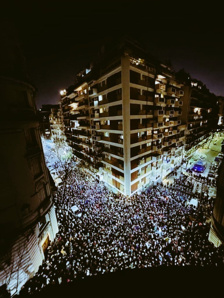 jotaalonso's tweet photo. El pueblo copó el barrio de la derecha. Horas históricas para el destino de la Patria. Cristina es el hecho maldito, tan grande como Perón. No existe un solo dirigente que pueda compararse con ella. Se demostró anoche y ahora en Recoleta, Barrio Norte y Congreso. Tremendo. https://t.co/u0ID88c3oW