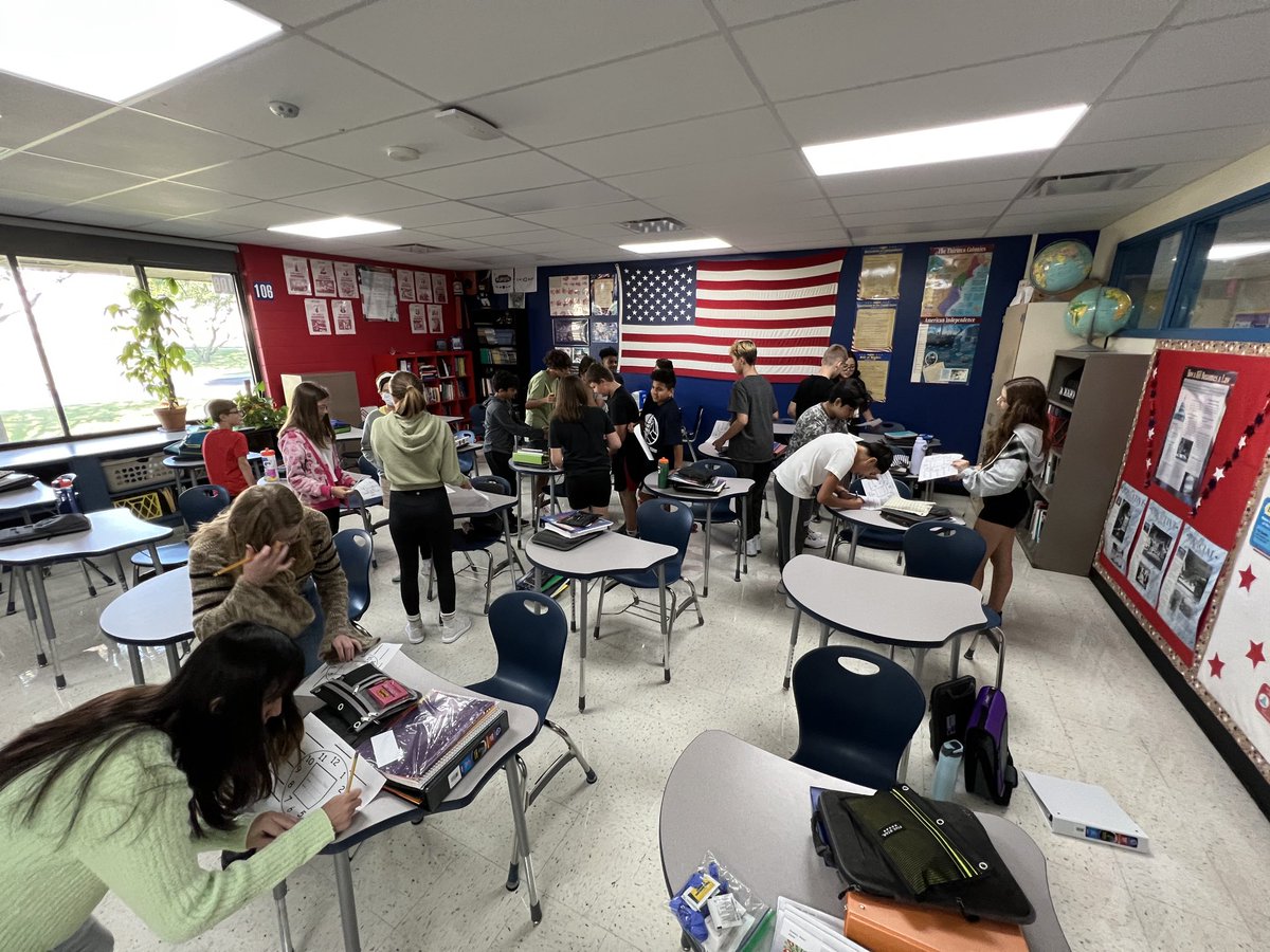 WDJH106's tweet photo. Kicking of the 22/23 school year filling out appointment clocks that will be used for collaborative cooperative learning throughout the trimester. #wd7 #wdjh #collaborationineducation https://t.co/Dm3PjDpsrf