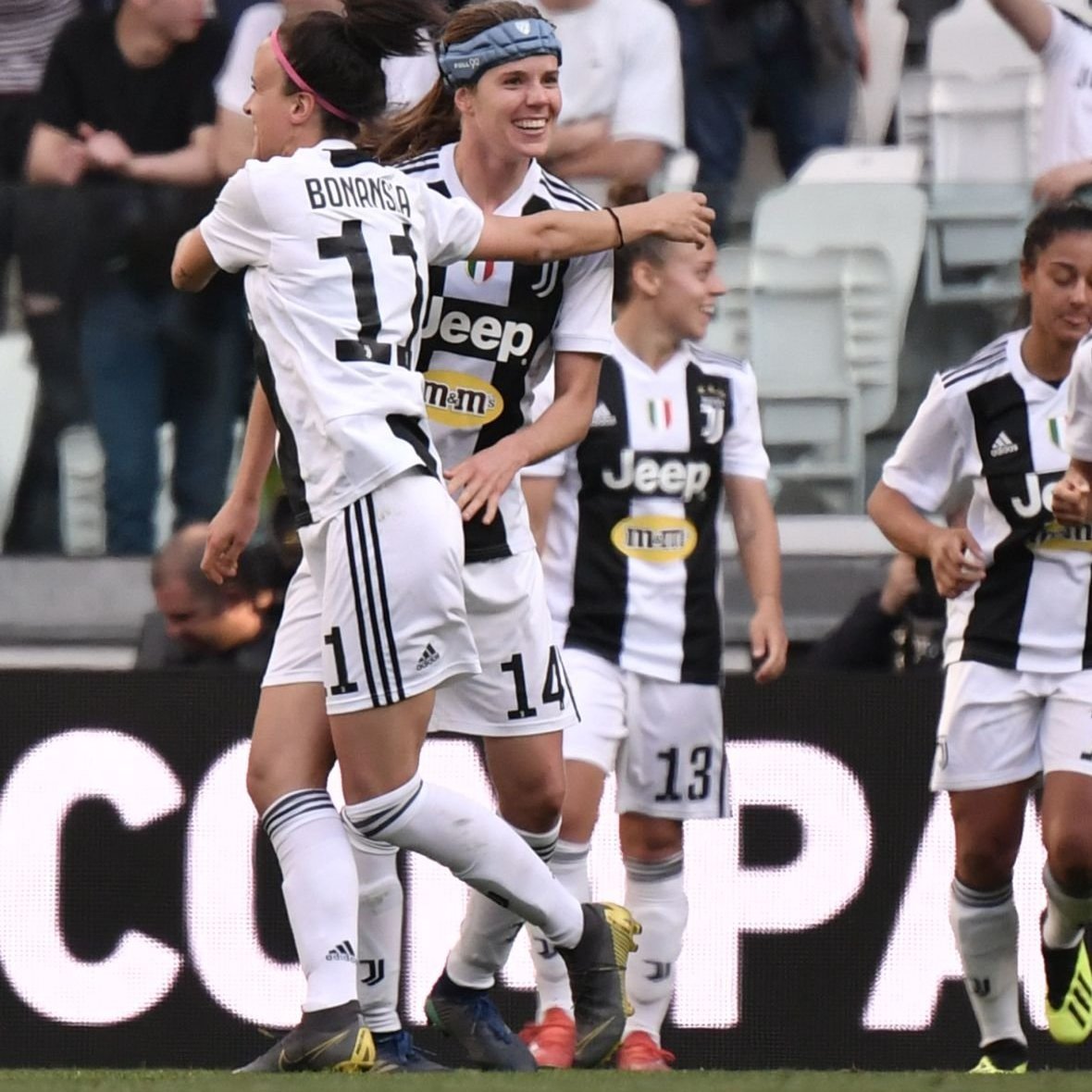 frances14372469's tweet photo. Non ci voleva proprio💔😩 buona guarigione ragazze🍀
#JuventusWomen🤍🖤#Bonansea #BB11 #Pedersen #SJP2 https://t.co/Oro8fqE58q