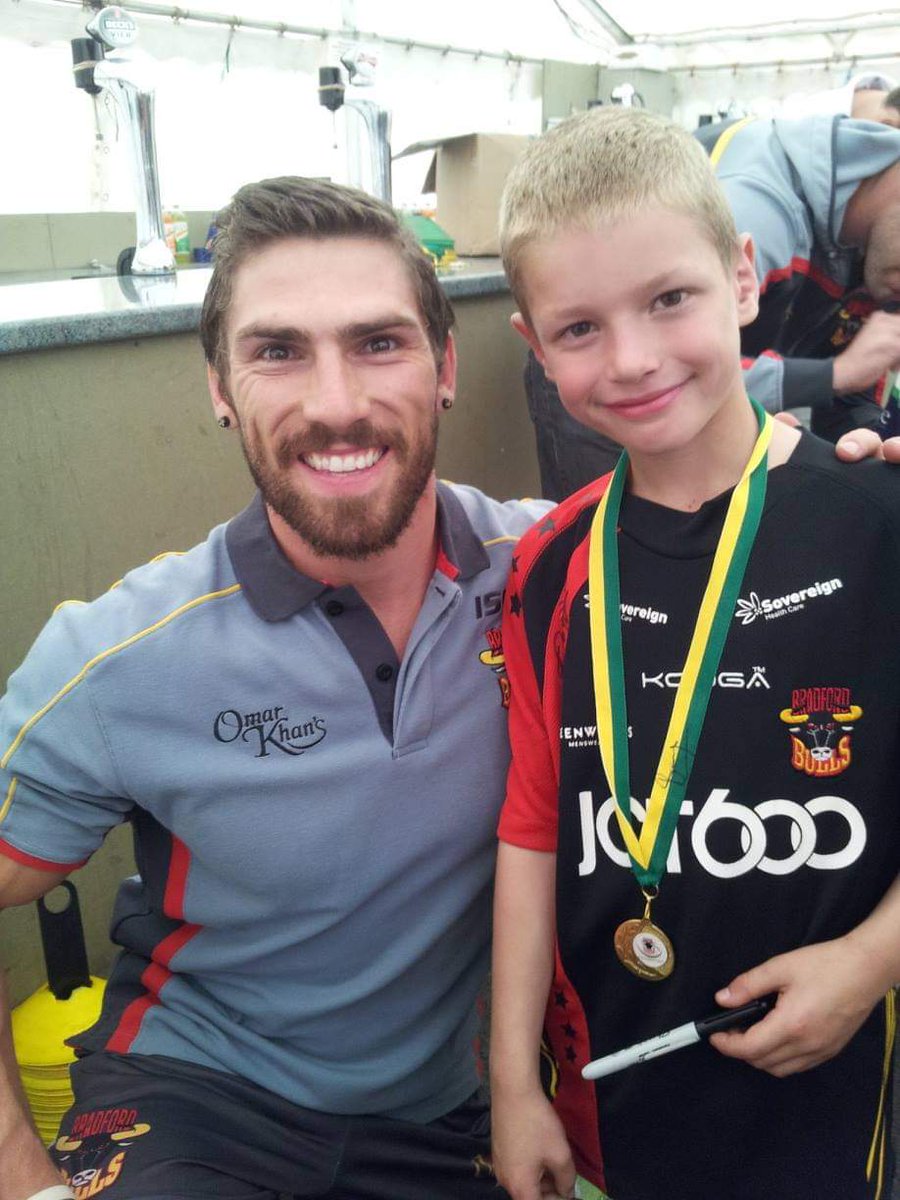 smithy481's tweet photo. 9 yrs ago this was taken @Jarrod_Sammut of you &amp; my nephew at the Aussie camp,might be able to recreate this pic next season 😂 https://t.co/OiRA8HiMJ9
