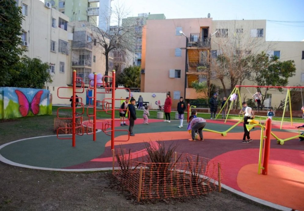 DaianaDiessler's tweet photo. 📍CU VILLA SOLDATI

🎡Nuevos espacios de juego en el barrio 🌈

•Renovación de cancha multiuso 🥅
•Nueva plaza de juegos 🎢

Seguimos transformando el sur de la ciudad 💛

@gabimraida @paumarianom
@Salas_Gabriel @vickyroldan https://t.co/lWfcRqXnE2