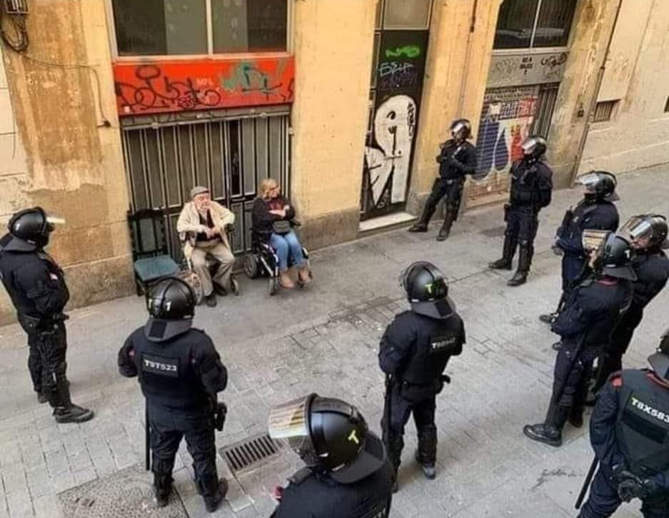 Cat_Mon_17's tweet image. - 1 profesor para 30 niños.
- 1 médico para 300 pacientes.
- 10 polis para echar 2 abuelos.