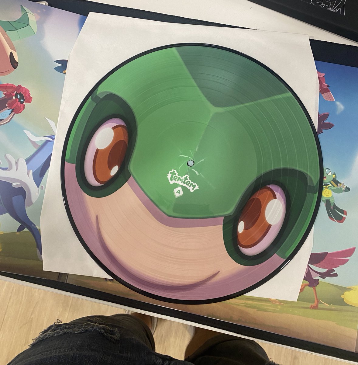 _victorfrias_'s tweet photo. Que maravilla el vinilo de @PlayTemtem con la pedazo BSO de @_damiansanchez ¡Espectacular! 😍😍 https://t.co/FTDgnK5I2G