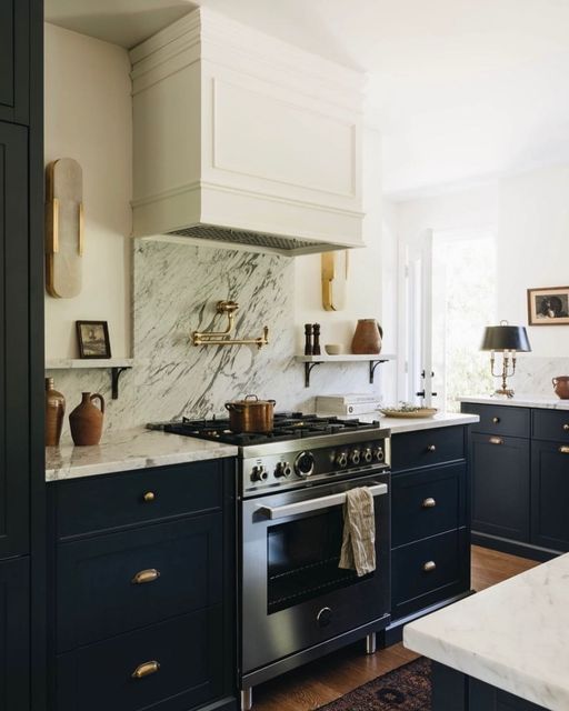 AlphaCounterTop's tweet photo. This #marble is absolutely gorgeous! A full #backsplash is a popular choice and really shows off the flow and beauty of the stone.
Design by @blancmarineliving
#MarbleCountertops #FullBacksplash #BlackCabinets #ExoticMarble #AlphaCountertops https://t.co/1PsGKJUNlp