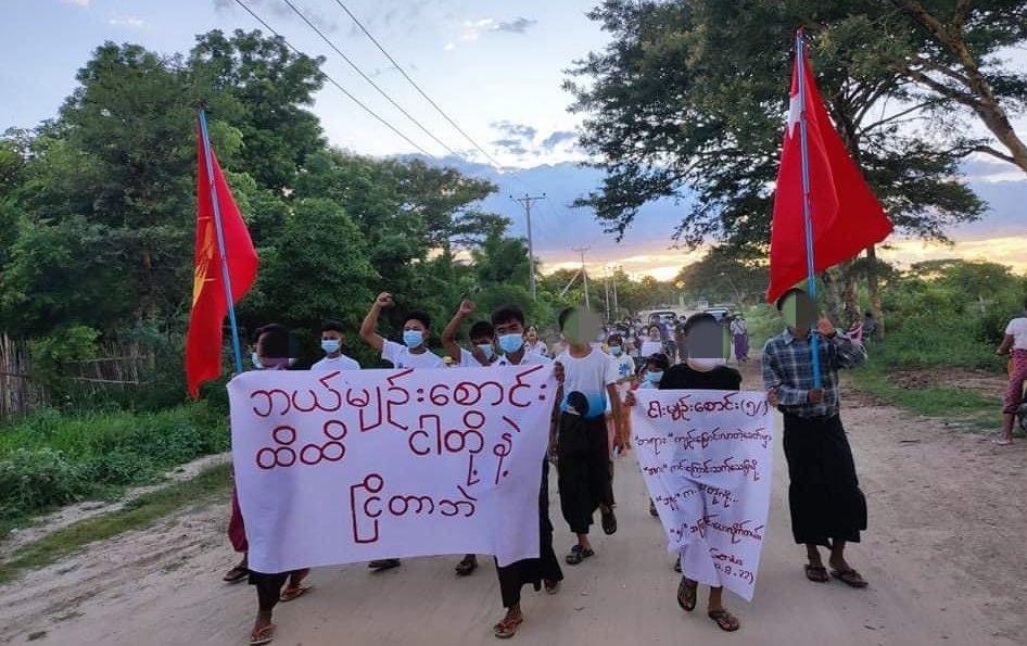 KYITHAR95368969's tweet photo. Pro-democracy residents from a village of #Ayadaw Twp, #Sagaing staged an anti-coup demonstration to uproot the #MilitaryDictatorship on the evening of August 23.

#2022Aug23Coup                
#CrimesAgainstHumanity             
#WhatsHappeningInMyanmar https://t.co/pHrDrfeYfK