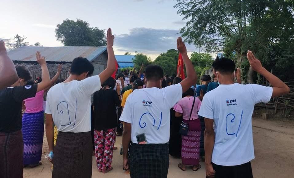 KYITHAR95368969's tweet photo. Pro-democracy residents from a village of #Ayadaw Twp, #Sagaing staged an anti-coup demonstration to uproot the #MilitaryDictatorship on the evening of August 23.

#2022Aug23Coup                
#CrimesAgainstHumanity             
#WhatsHappeningInMyanmar https://t.co/pHrDrfeYfK