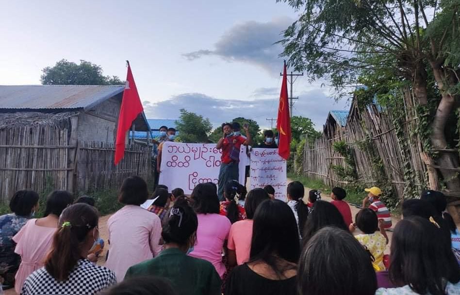 KYITHAR95368969's tweet photo. Pro-democracy residents from a village of #Ayadaw Twp, #Sagaing staged an anti-coup demonstration to uproot the #MilitaryDictatorship on the evening of August 23.

#2022Aug23Coup                
#CrimesAgainstHumanity             
#WhatsHappeningInMyanmar https://t.co/pHrDrfeYfK