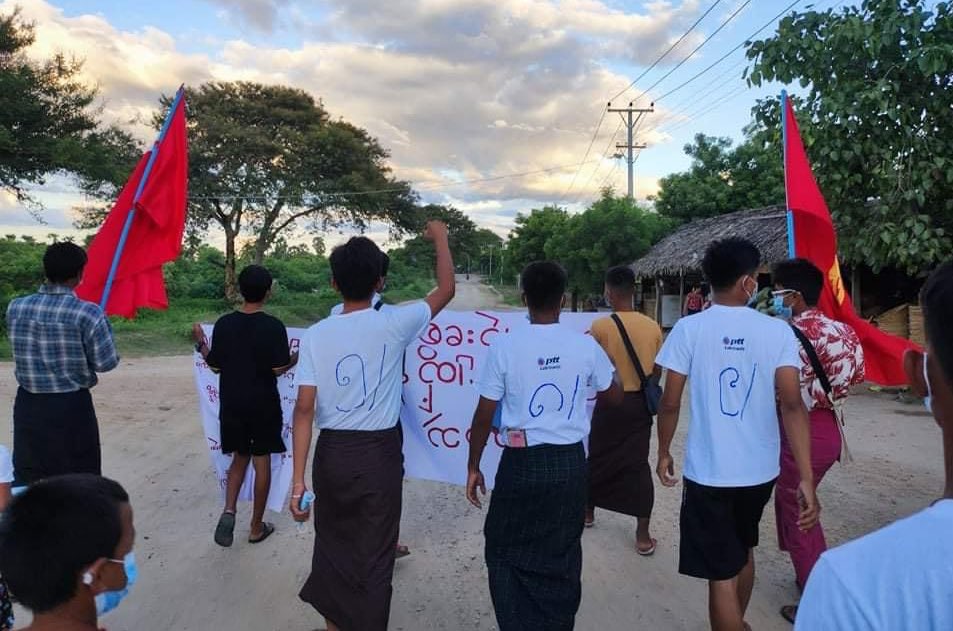 KYITHAR95368969's tweet photo. Pro-democracy residents from a village of #Ayadaw Twp, #Sagaing staged an anti-coup demonstration to uproot the #MilitaryDictatorship on the evening of August 23.

#2022Aug23Coup                
#CrimesAgainstHumanity             
#WhatsHappeningInMyanmar https://t.co/pHrDrfeYfK