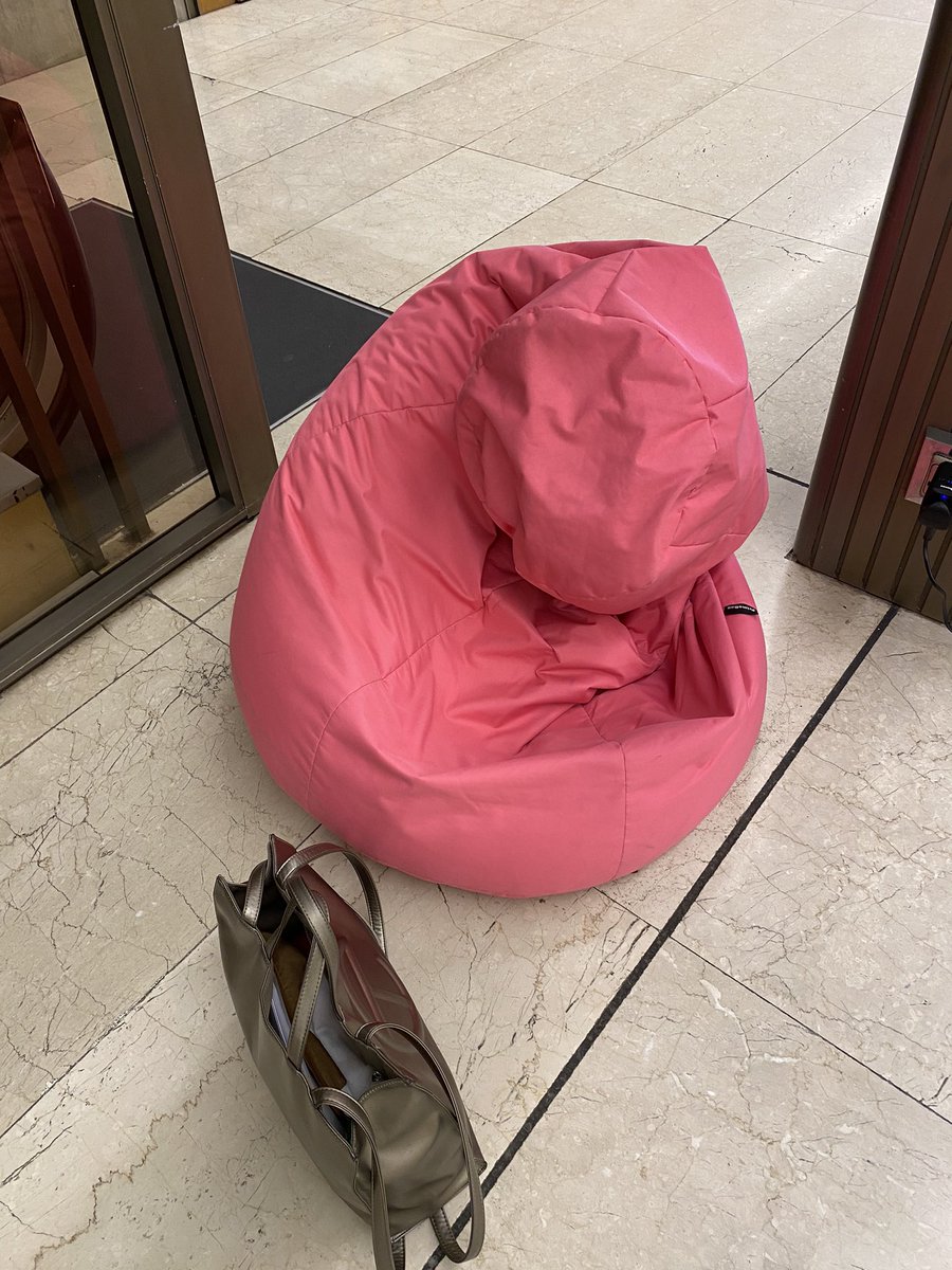 FSternfeld's tweet photo. Wusste nicht mehr, WIE anstrengend Konferenzen sind. 😵💫 Zum Glück gibt’s genug Platz und leere Räume für kleine Pausen in diesem riesigen Kongresszentrum. 🌸#ICOMPrague2022 #conferencebreak @IcomGC @IcomOfficiel https://t.co/93DCqsjJSO