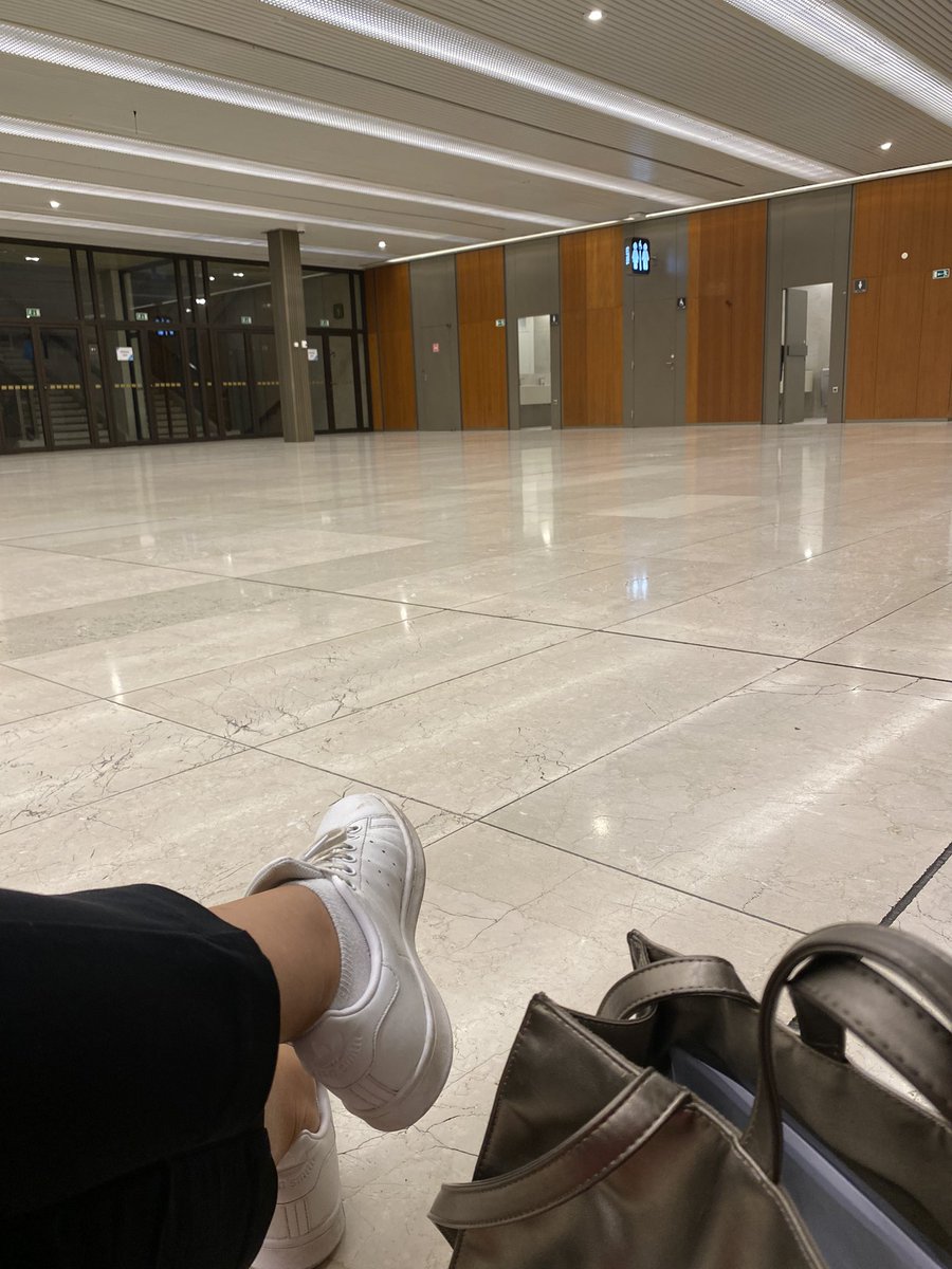 FSternfeld's tweet photo. Wusste nicht mehr, WIE anstrengend Konferenzen sind. 😵💫 Zum Glück gibt’s genug Platz und leere Räume für kleine Pausen in diesem riesigen Kongresszentrum. 🌸#ICOMPrague2022 #conferencebreak @IcomGC @IcomOfficiel https://t.co/93DCqsjJSO