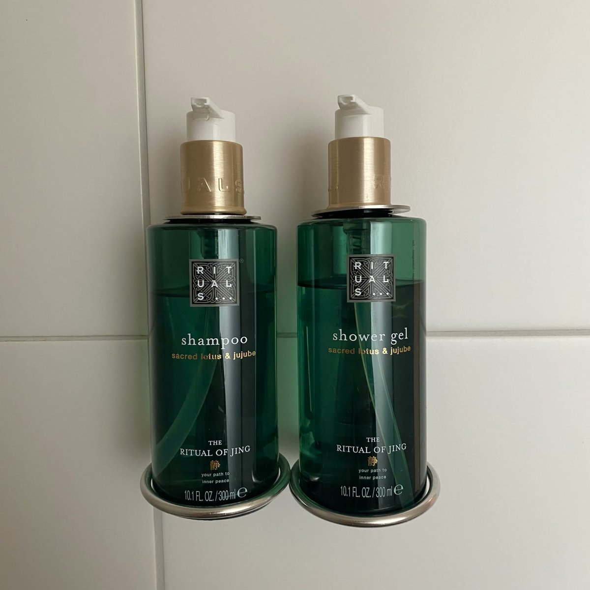🪷  𝗧𝗛𝗘 𝗥𝗜𝗧𝗨𝗔𝗟 𝗢𝗙 𝗝𝗜𝗡𝗚 | Alle hotelkamers zijn voorzien van heerlijke nieuwe Rituals producten! Geniet van de kalmerende en ontspannende geur van lotus en jujube. Jujube zaden staan bekend om hun stressverlichtende en rustbevorderende werking 😌