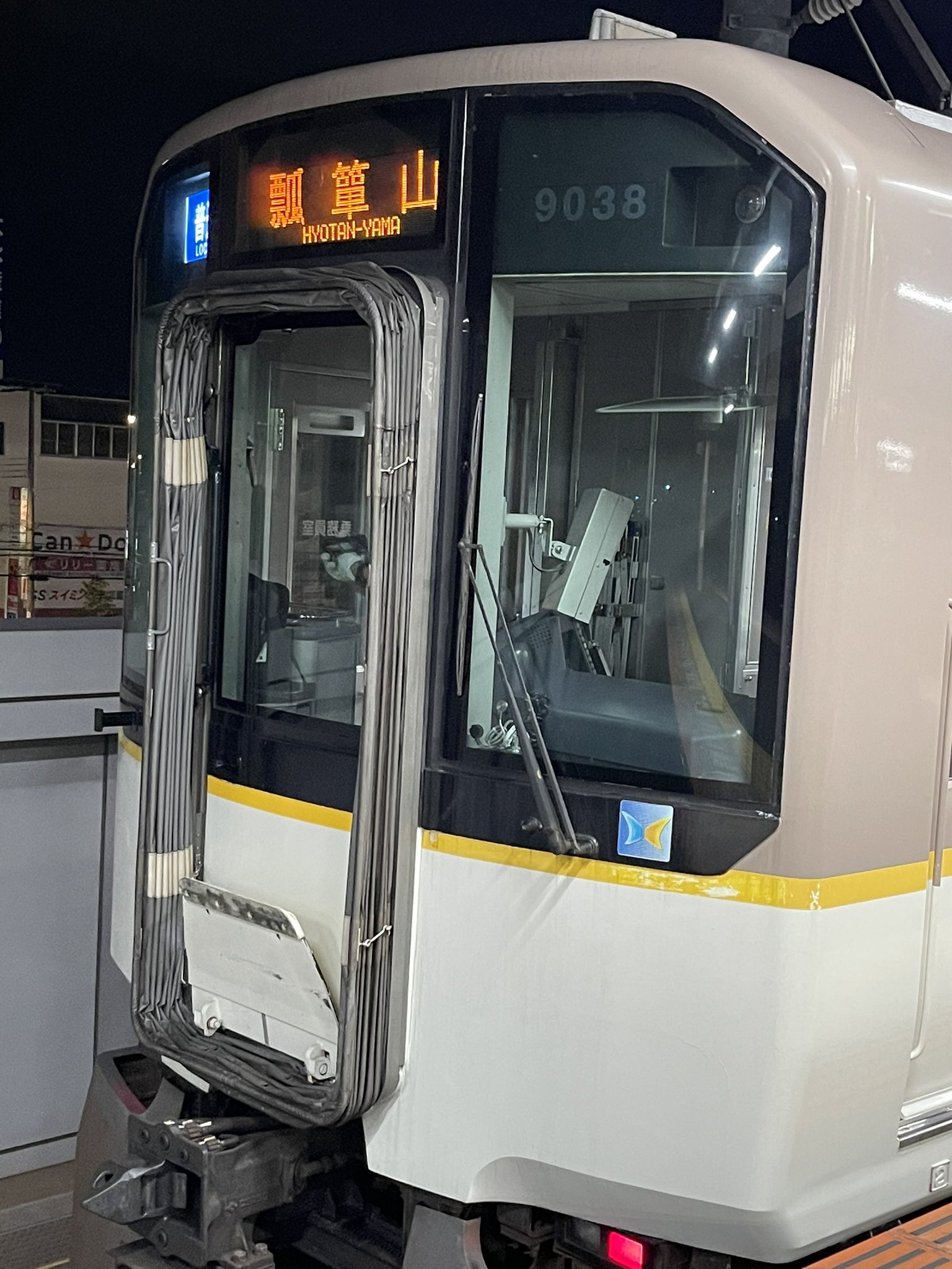 Kei 近鉄枚岡で人身事故 乗ってた西大寺行き普通列車が瓢箪山行きに 東花園にはなんとかたどり着けたけど 乗客が乗ったままの火の鳥奈良行き特急が止まってる T Co Usrdn6yahn Twitter